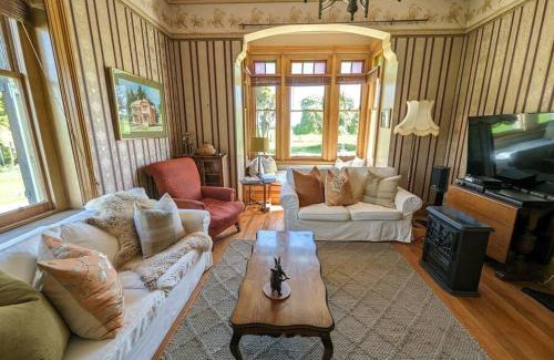 Conical Hill Bed & Breakfast | Mainholm Lodge