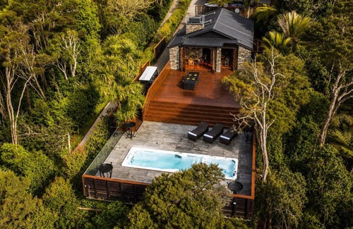 Titirangi Apartment | Maison Blanc Lodge - Nature Haven 4-Bed Luxury