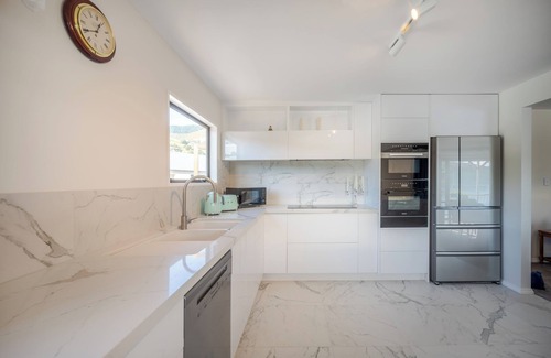Akaroa House | Maison de la Mei - Akaroa Deluxe Upstairs Unit