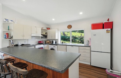 Duvauchelle House | Maison Pierre Rouge - Duvauchelle Holiday Home