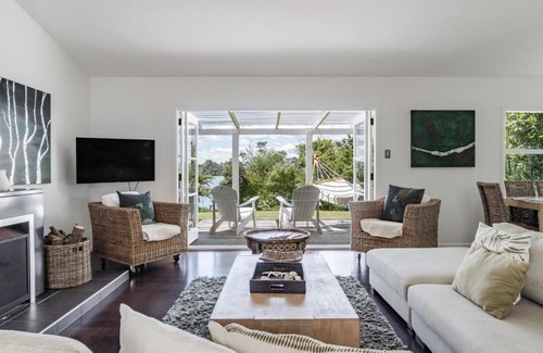 Raglan House | Mara Kai Retreat, Waterfront, Peaceful Retreat
