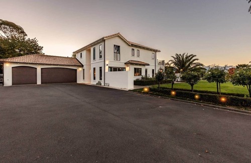 Blenheim House | Marlborough Estate: Pool, Spa, Tennis & Pizza Oven