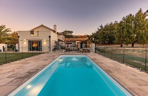 Blenheim House | Marlborough Estate: Pool, Spa, Tennis & Pizza Oven
