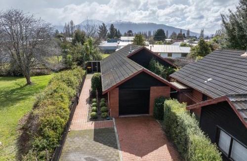 Te Anau House | Matai by the Lake - Te Anau