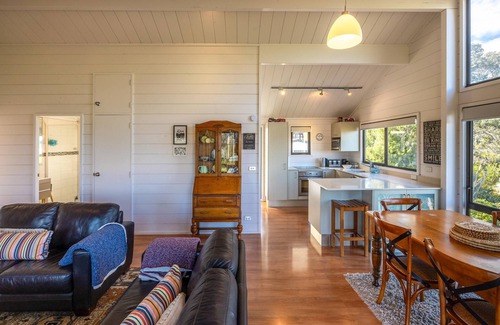 Oneroa Cottage | Matai Cottage - Matai Cottage is a charming two-bedroom retreat that offers sweeping ocean views and relaxed, contemporary comfort. Perfect for couples, families, or small groups, the cottage blends the feel of a classic Waiheke getaway with modern c