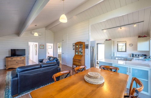 Oneroa Cottage | Matai Cottage - Matai Cottage is a charming two-bedroom retreat that offers sweeping ocean views and relaxed, contemporary comfort. Perfect for couples, families, or small groups, the cottage blends the feel of a classic Waiheke getaway with modern c