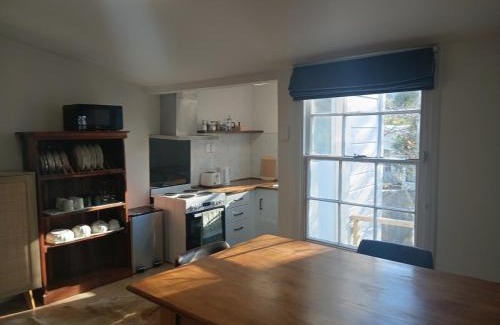 Dunedin Apartment | Meadow Cottage 1870s restored cottage