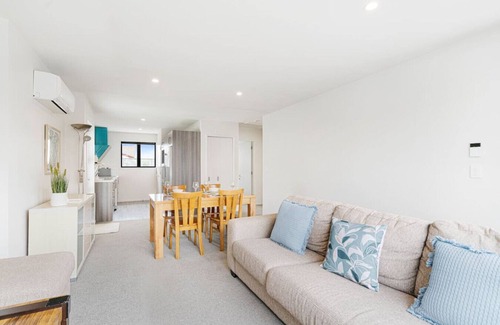 Merivale Apartment | Merivale bungalow with garden and parking in Christchurch