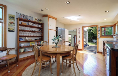 Britannia Heights Apartment | 'Middle Earth - Te Whare Rangi' - Private Room in Nelson Waterfront