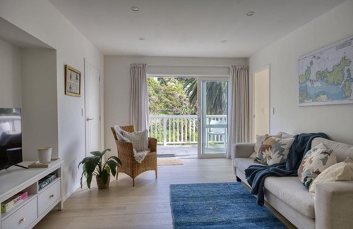 Palm Beach House | Miro Guesthouse - Palm Beach on Your Doorstep