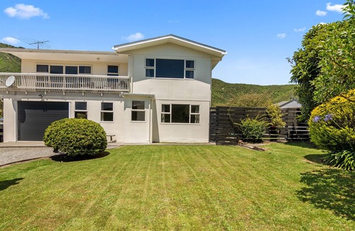 Waikawa Bay Cottage | MOANA ESCAPE - WAIKAWA HOLIDAY HOME, family friendly in Picton