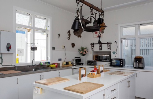 Plimmerton House | Moana Lodge - Guest House
