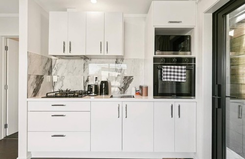 Upper Hutt Apartment | Modern 1BR Flat, Private Entry, Full Kitchen-30 minutes' drive to Wellington CBD