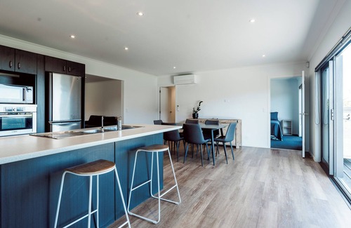 Rewa House | Modern 3 Bedroom Guesthouse in New Plymouth. Rural outlook so close to the city