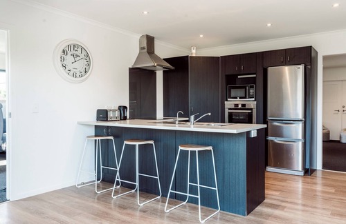 Rewa House | Modern 3 Bedroom Guesthouse in New Plymouth. Rural outlook so close to the city