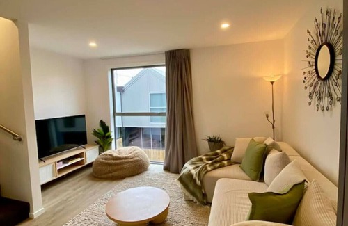 Dunedin Apartment | Modern 3-Level Stay: Free Parking & Close to Shops