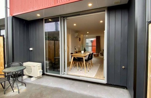 Dunedin Apartment | Modern 3-Level Stay: Free Parking & Close to Shops