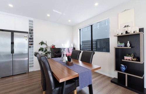 Eastern Beach House | Modern 4-Bedroom Home in Bucklands Beach