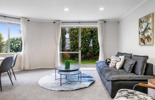 Oteha House | Modern 4BR Home near Albany and Browns Bay Beach