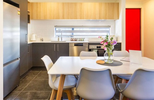 Riccarton House | Modern 4BR in Riccarton Walk to Mall and Park
