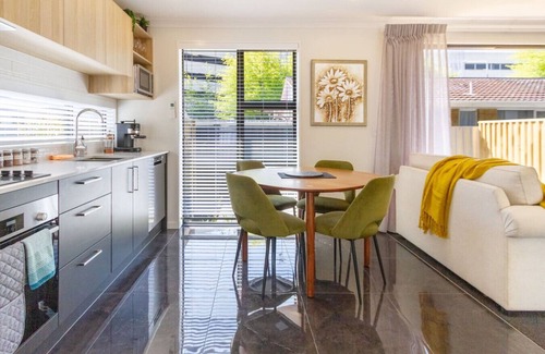 Riccarton House | Modern 4BR in Riccarton Walk to Mall and Park
