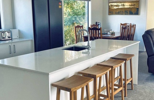 Naseby House | Modern alpine bach | Warm, private, mountain views