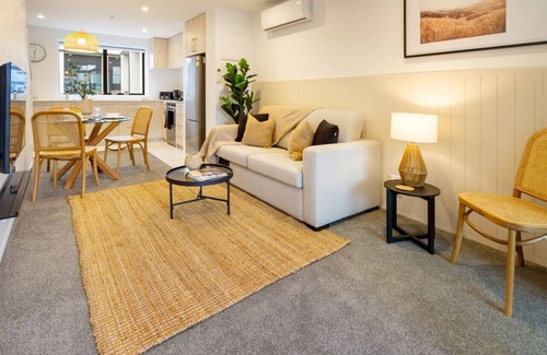 Christchurch City Centre House | Modern CBD Central Stay - Hagley Park + Balcony