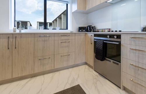 Christchurch City Centre House | Modern CBD Central Stay - Hagley Park + Balcony