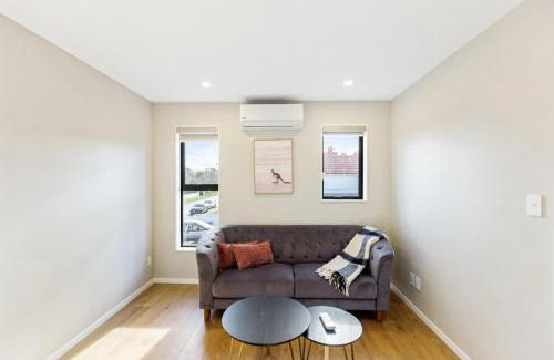 Mount Roskill House | Modern Central 4BRM with Aircon, heating and Parking