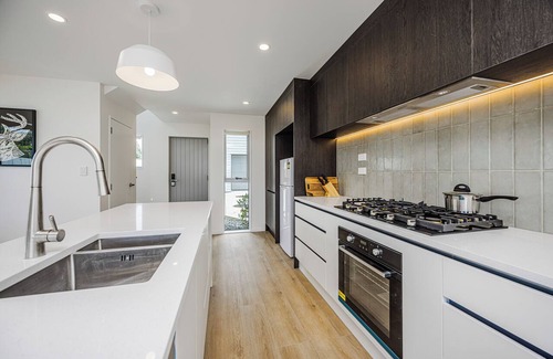 Mount Roskill House | Modern Central Auckland Stay- perfect for families, groups & business travellers