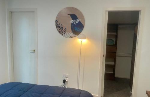 Lowburn House | Modern Ensuite Room with Light Kitchenette & Private Entrance in Cromwell