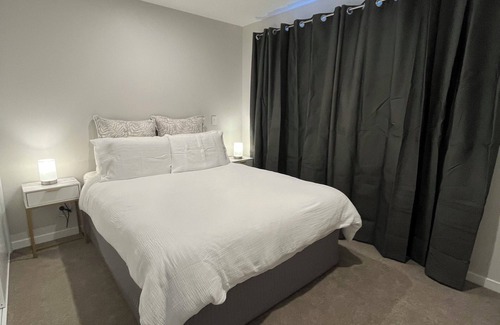 Kawarau Falls Apartment | Modern Flat with Mountain Views in Queenstown