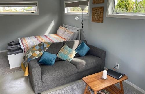 Auckland House | Modern Garden Cottage with Private Outdoor Area - New Lynn