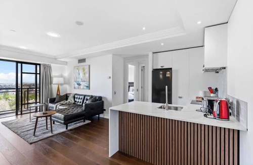 Auckland Central Business District Apartment | Modern Metropolis Free Parking and Pool by Zodiak