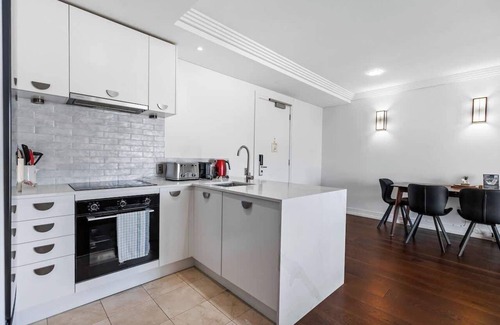 Auckland Central Business District Apartment | Modern Metropolis Free Parking and Pool by Zodiak