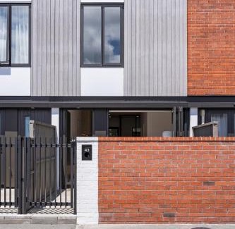 Mount Albert Apartment | Modern Mount Albert Townhouse with Parking & Office Space