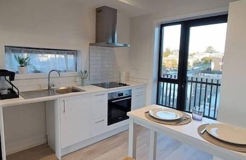 Northcote Apartment | Modern near parks, shopping, and dining. family-ready!