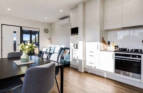 Auckland House | Modern & New 3BR - 2.5 bath Haven Near Totara Park