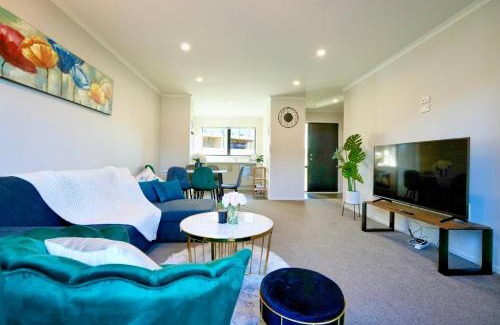 Hamilton House | Modern Oasis with Spa close to shopping centres