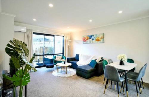 Hamilton House | Modern Oasis with Spa close to shopping centres