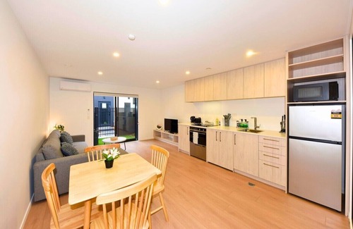 Christchurch City Centre Apartment | Modern One Bedroom Stay on Bath Street
