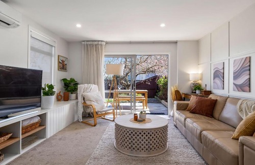 Linwood House | Modern Stay Near Christchurch Stadium with Free Parking
