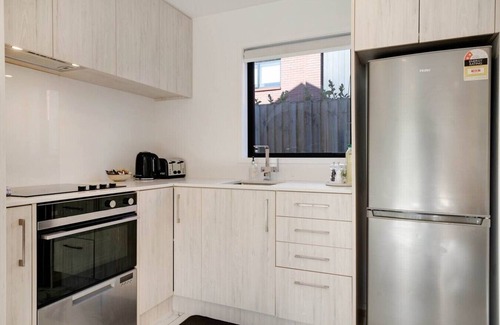 Te Atatu Peninsula Villa | Modern Te Atatu Sanctuary | Air-con and Sofa Bed