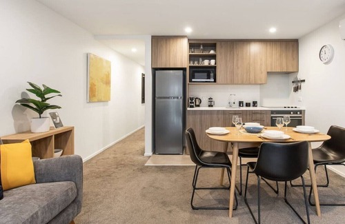 Addington Apartment | Modern Townhouse Walk to Hagley Park & Hospital