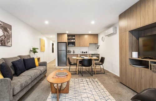 Addington Apartment | Modern Townhouse Walk to Hagley Park & Hospital