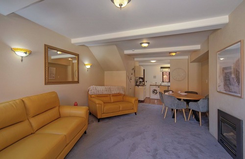 Stoke Apartment | Monaco Village Apartment - Stylish Townhouse in Grand Arden Complex