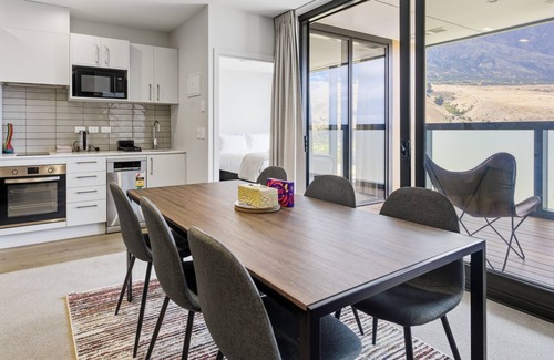 Frankton Apartment | Mountain Ash View - Remarkable Apartment