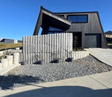 Wanaka Apartment | Mountain-view apartment, Blue Moon