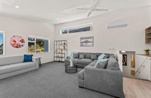 Frankton House | Mountain View Paradise 3 Bedroom House Lake Views