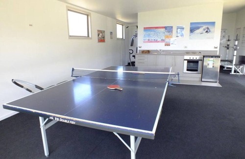 Wanaka Apartment | Mountain View Townhouse for Six